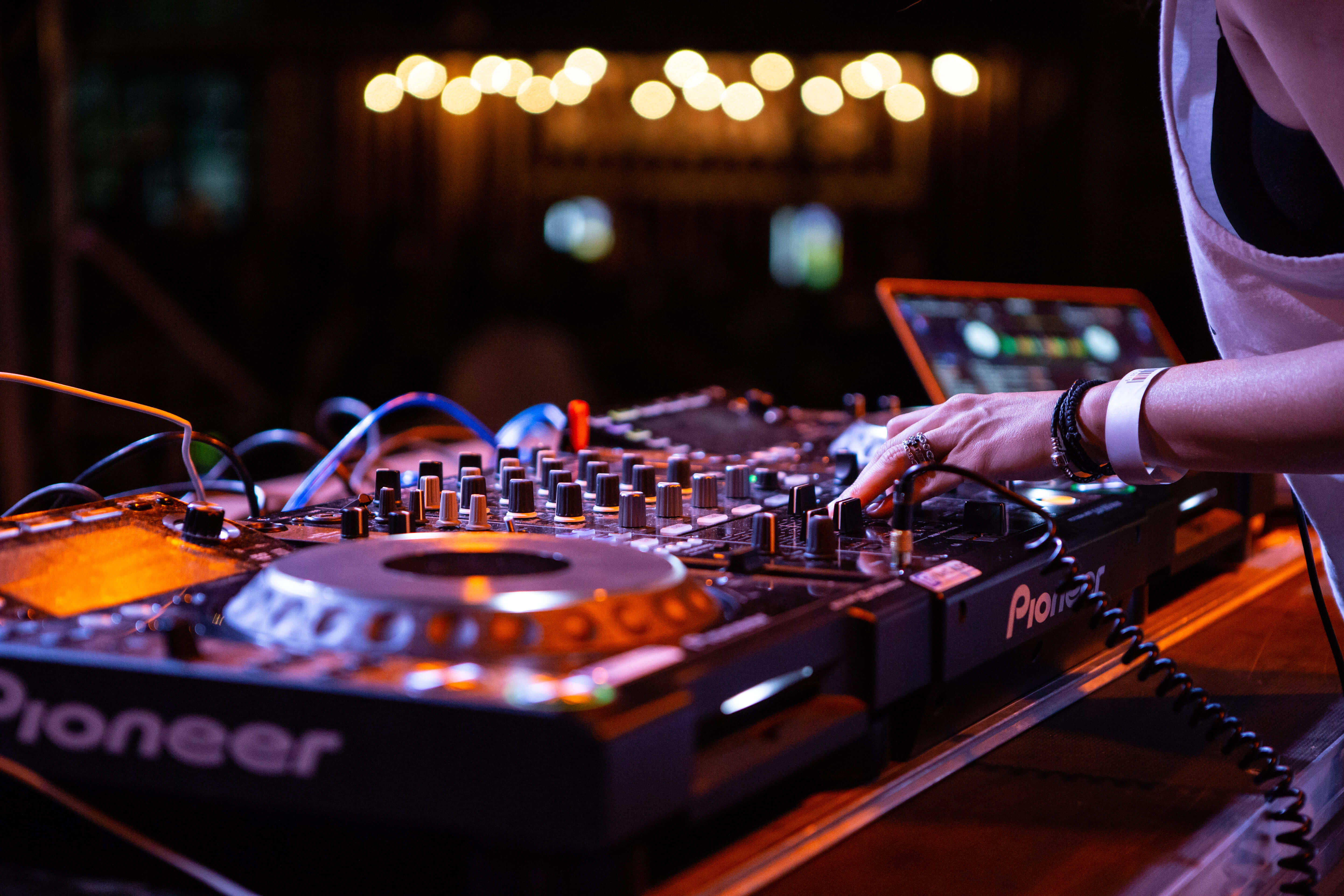Cómo empezar a ser DJ Productor en 2024